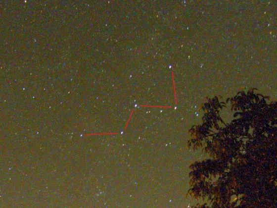 Das Sternbild Kassiopeia, kaum zu erkennen im Rauschen der Kamera :-)